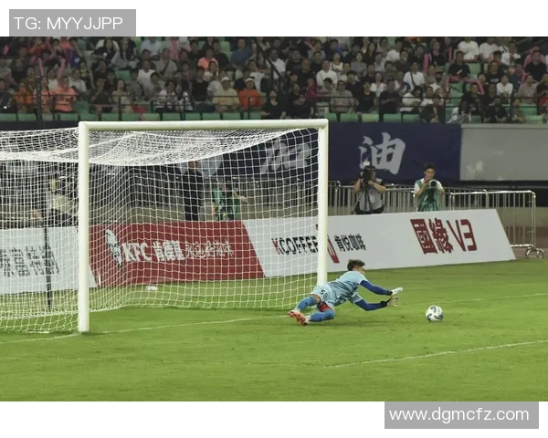 足球明星惊人一击用足球踢穿玻璃瞬间引发全场惊叹与热议